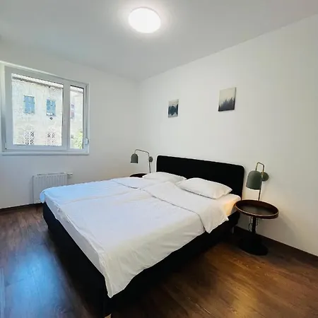 B 205, In The Heart Of The Jewish Quarter Apartment